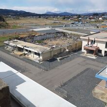 旧校舎屋上から見た、津波で屋根の落ちた屋内運動場とその周辺。