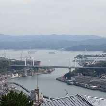 瀬戸内海にかかる尾道大橋からしまなみ海道が始まる