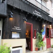 赤い扉がおしゃれ