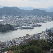 展望台からは、尾道の町と向島に挟まれた瀬戸内海
