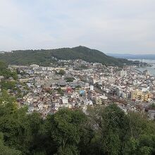 尾道の町と瀬戸内海を見晴らせます