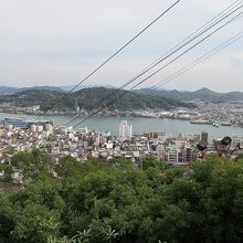 尾道の町、瀬戸内海、向島が一望できます