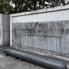 魚雷の模型と潜水艦乗員及び回天搭乗員の慰霊碑