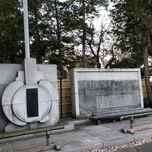 魚雷模型と国旗掲揚塔