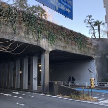 都内屈指の怖いトンネルを歩いて抜けてきた