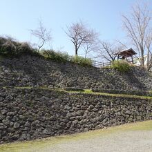 公園へは坂道を下ります