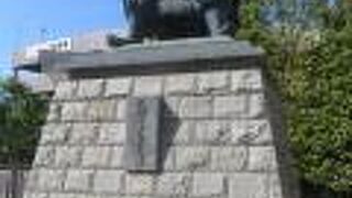 甲府駅南口駅前にある銅像