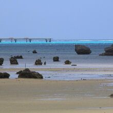 佐和田の浜の風景です。奥に下地島空港の滑走路が見えます。