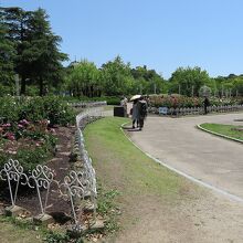 優雅なフランス式庭園の向こうには…