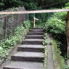 琵琶滝にある高尾山登山口