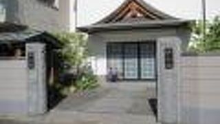 散歩の途中で墓所の石碑がありました