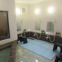 浴室は大小2か所で時間交代制