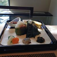 朝食のおにぎり。これ以外にサラダも。