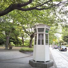 レトロでハイカラな公衆電話ボックス