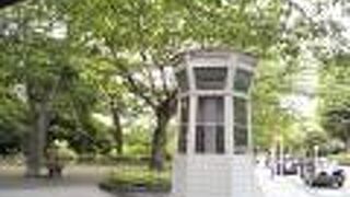 レトロでハイカラな公衆電話ボックス