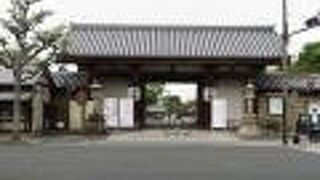 参詣者の出入りが多い門