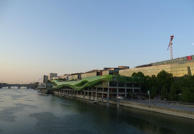 セーヌ河岸の緑の近代建築！
