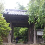 日蓮上人ゆかりの寺院。法難にあった場所です