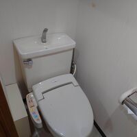 セパレートのトイレは温水洗浄便座付き。