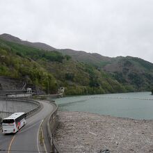 上高地方面トンネル上歩道からの景色。ダムを一望できます。