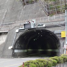 上高地側の奈川渡トンネルは、カーブにある為面白い形に。