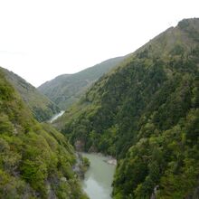 ダム湖の下は、急峻な峡谷に。