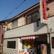 細い路地に面しています