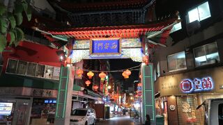 ライトアップ鮮やかな西安門