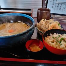 マイタケ天ぷらと稲庭うどんの炊き込みセット。