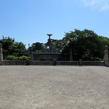 接近中、噴水塔の頂上ではカラスが行水中