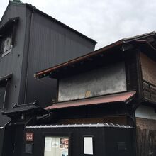 もとは質屋の建物