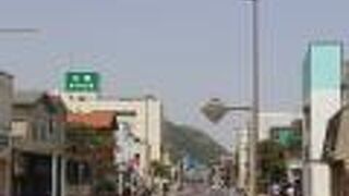 国道１号線・大磯駅周辺あたり　宿場町の面影はほとんどありません。松並木が残ります