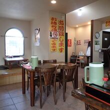 普通の食堂か定食屋といった店内