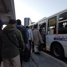 函館駅前は長蛇の列で定刻の便に乗れず臨時便に乗車･･･