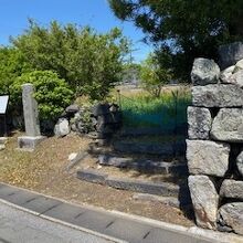 石垣のみ残っており、中は草が生えています。