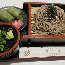 ざる蕎麦柿の葉寿司付き９７０円