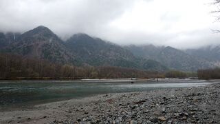 上高地の南側にある池で、河童橋の周囲よりも静かです。