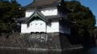 皇居・江戸城散策で二重橋から大手門に向かう途中、桜田二重櫓を通りました