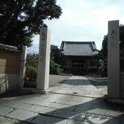 門前に「二世歌川豊國の墓」と刻まれた石柱あり