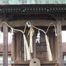 道すがら、小さな神社があります　力石の案内説明あり