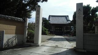 門前に「二世歌川豊國の墓」と刻まれた石柱あり