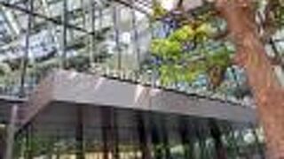 大きなきれいなビル