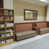 ロビー　必要なアメニティグッズ類は左の棚に