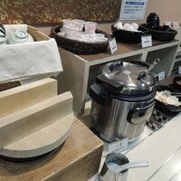 朝食　ご飯はおひつ（お釜風）に　こだわりがあるようです