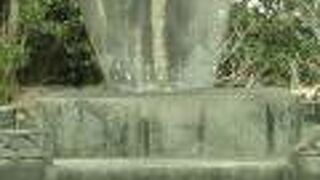 飛行場を建設するために尽力した人々をたたえる顕彰碑