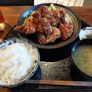 大きな唐揚げのランチの定食