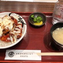 豚丼990円、アプリでチーズトッピング！