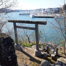 五十鈴神社境内から見た気仙沼湾横断橋方向の眺め。