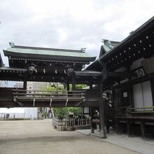 渡り廊下で繋がる本殿と神楽殿です