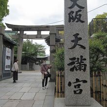 境内西側の出入口